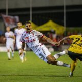 Ilyas Chouaref (SIO), links, gegen Dennis Wyder (DEL), rechts, in der ersten Runde des Schweizer Fussball Cups zwischen dem SR Delemont und dem FC Sion im Stade de la Blancherie in Delemont, am Samstag, 17. August 2024. (KEYSTONE/Georgios Kefalas)